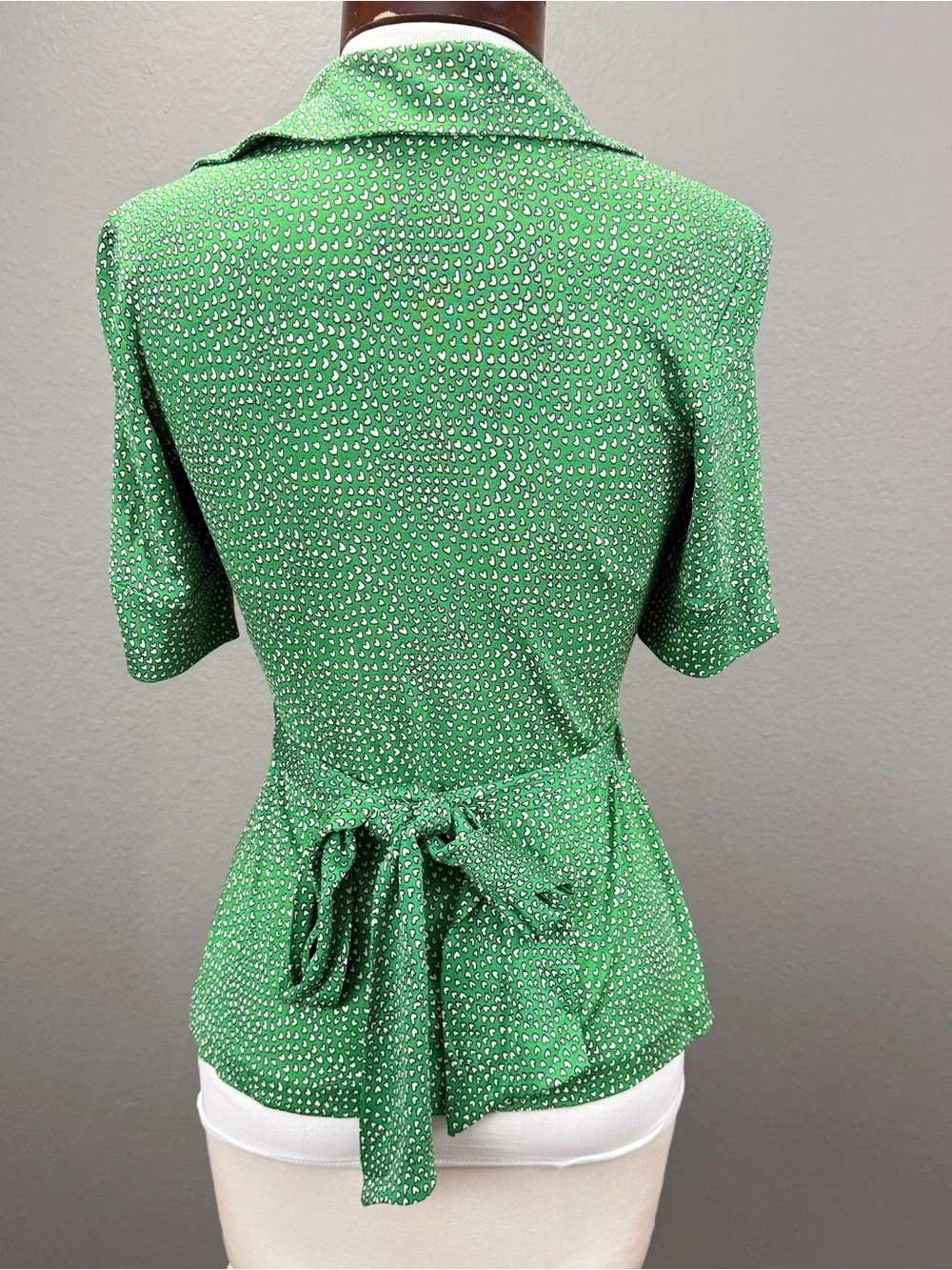 Diane von Furstenberg Vintage Justin Wrap Top Green Hearts Print Silk Sz 4